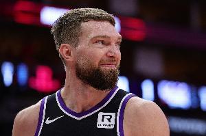 复出状态不错！小萨半场5中3得10分10板 早早揽下两双