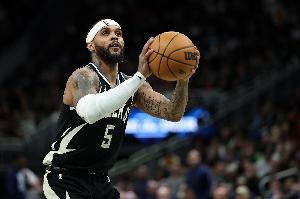 开云官网-特伦特谈布克准绝杀：防守沟通得挺好 但他绕过掩护命中了投篮