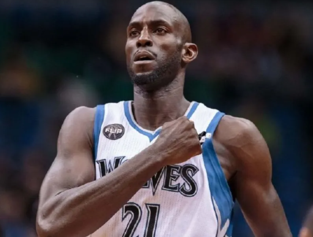 开云体育下载-2万球迷起立鼓掌！去客场还受尊敬，这就是一人一城