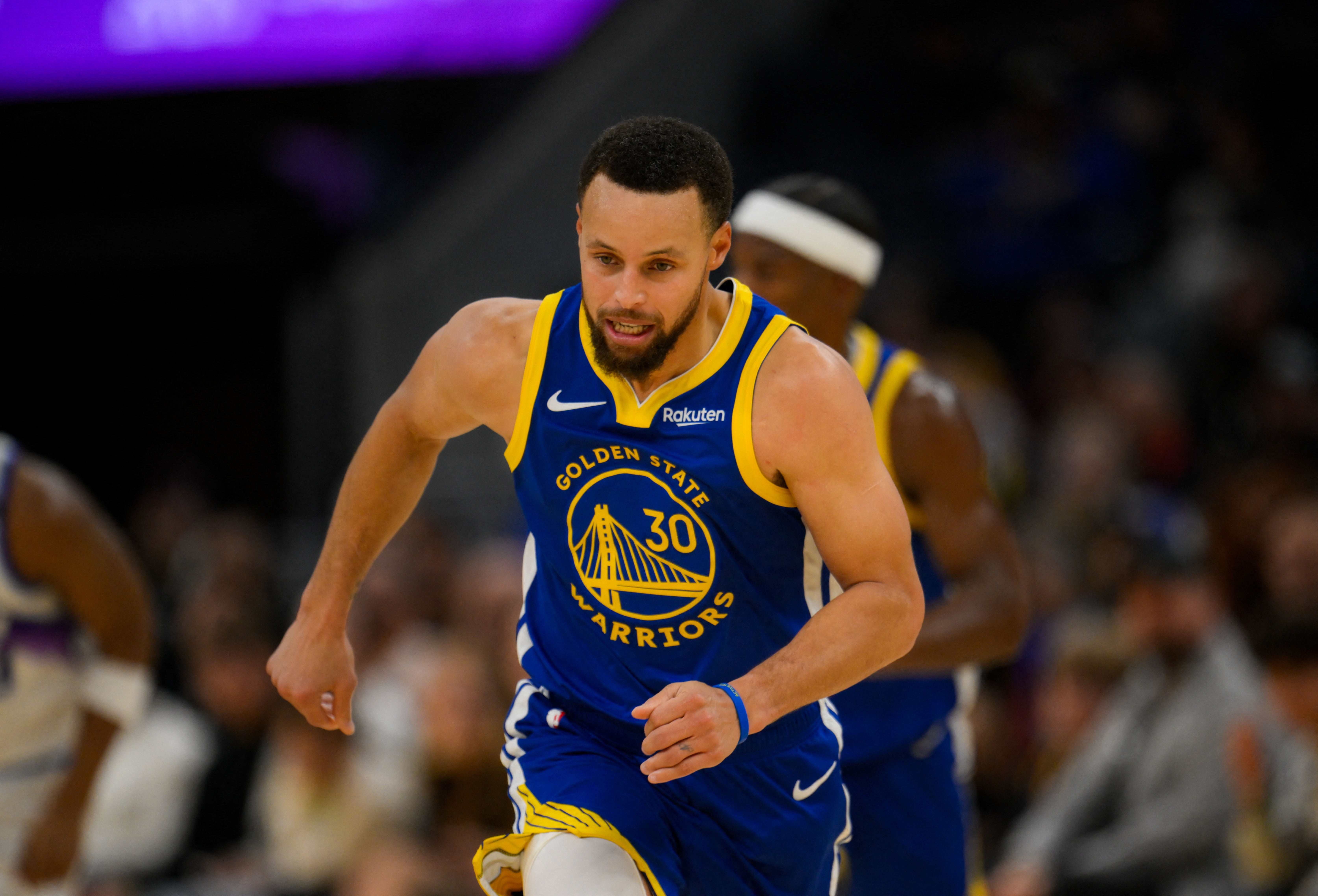 开云APP-勇记：库里股四头肌挫伤 赛后在通道一瘸一拐&amp;显得有些疼痛